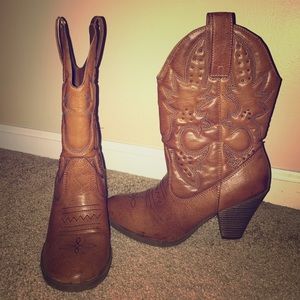 COWGIRL BOOTS!