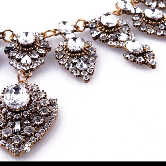 Sleek and Sexy Fashion Necklace - Picture 2 of 2