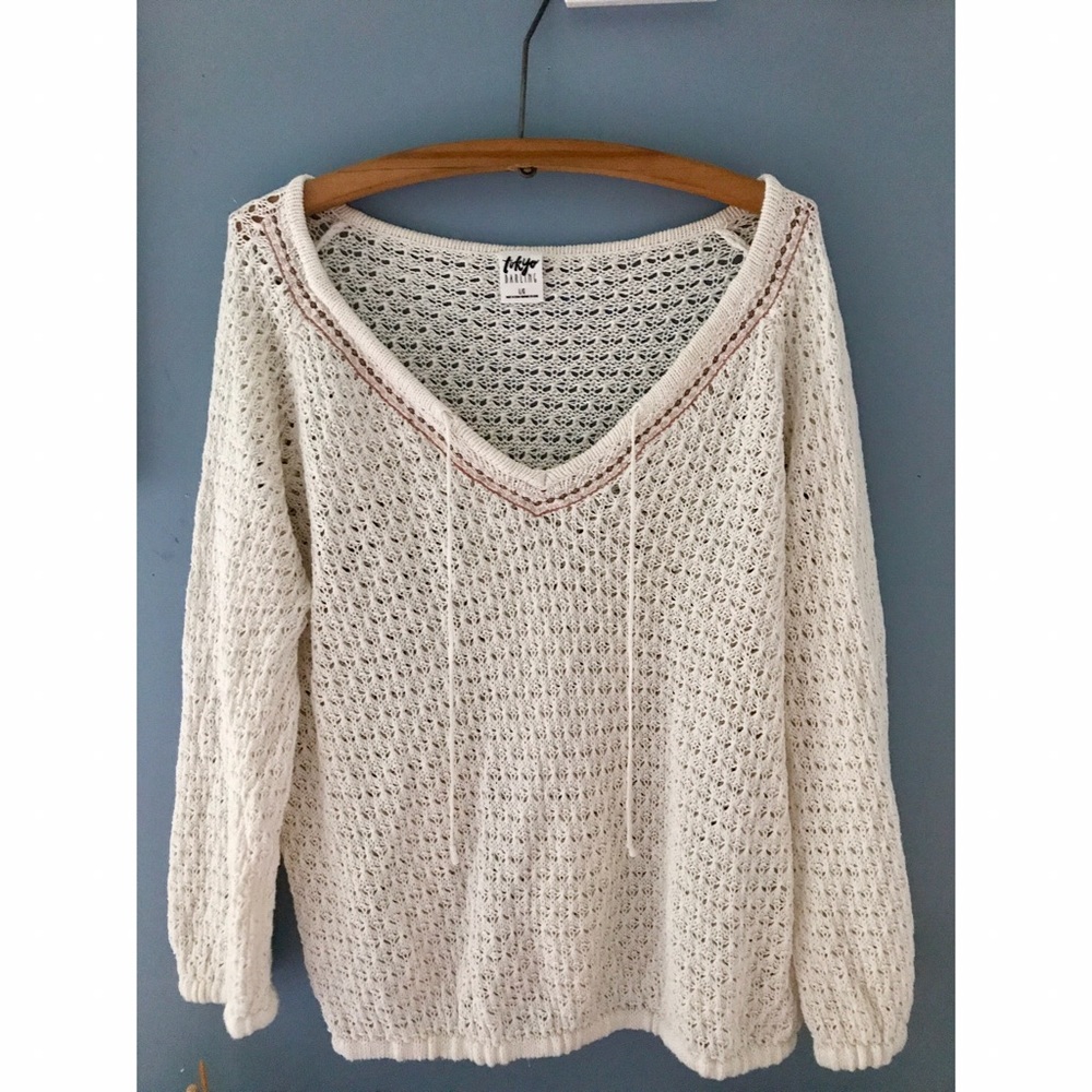 *Tokyo Darling* white crochet blouse drawstring