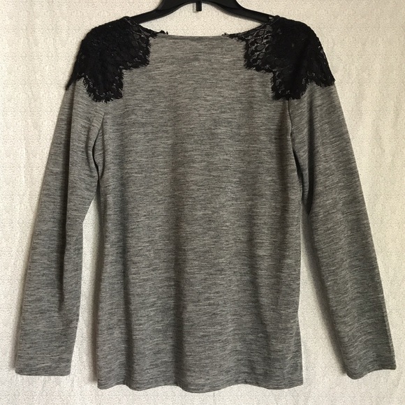 💘SOLD💘 Pretty Lace Capped Top - Picture 2 of 4