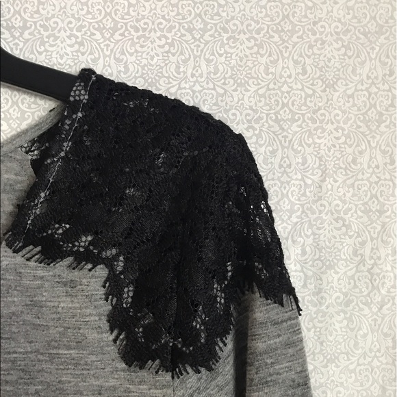 💘SOLD💘 Pretty Lace Capped Top - Picture 3 of 4