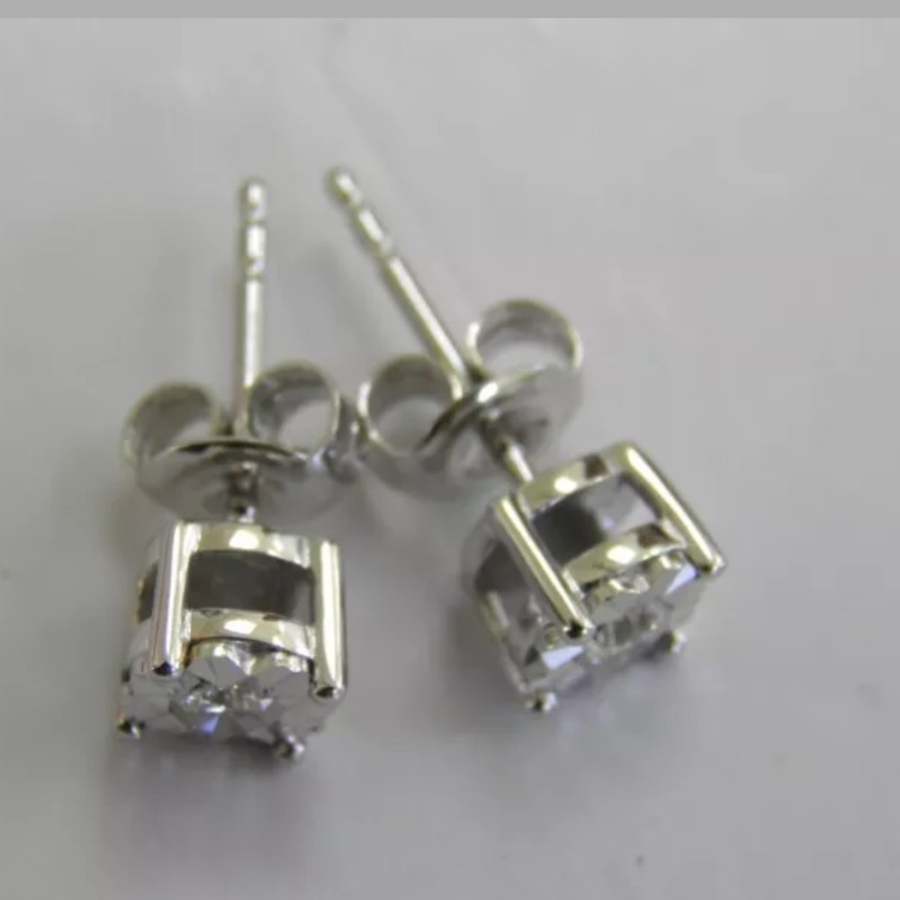 🌟.15CT Natural Diamond Sterling Silver Studs - Picture 3 of 6