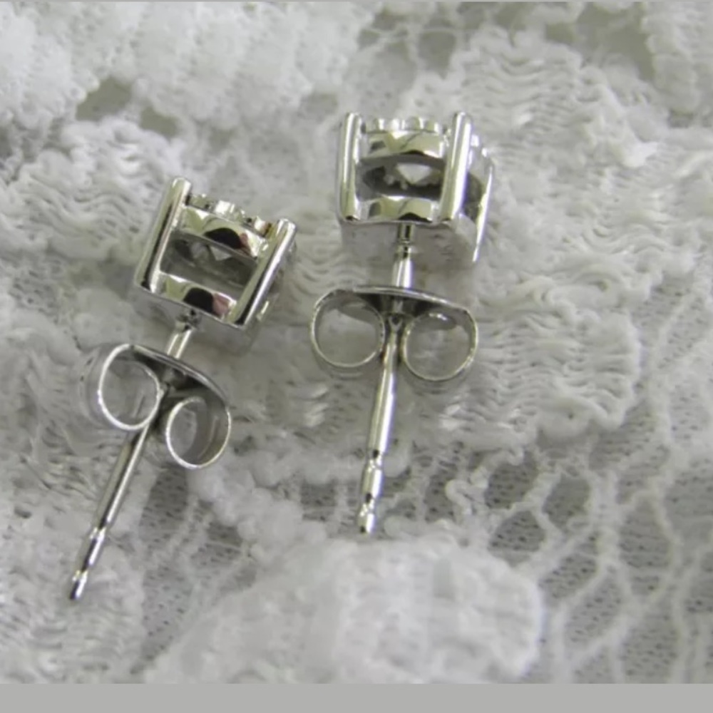 🌟.15CT Natural Diamond Sterling Silver Studs - Picture 4 of 6