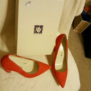 BRAND NEW ANNE KLEIN HOLLYN MED ORANGE PUMPS!