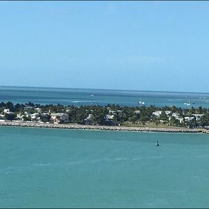 Meet your Posher, Synaca