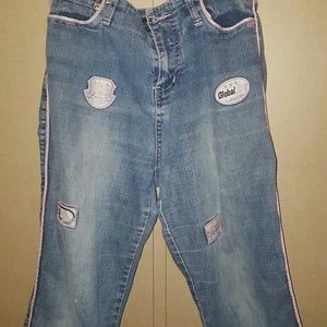Capri jeans with baby pink patches.