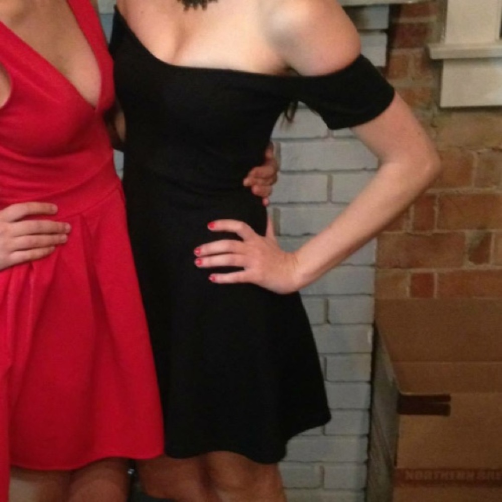 PERFECT little black (off the shoulder😉) dress!