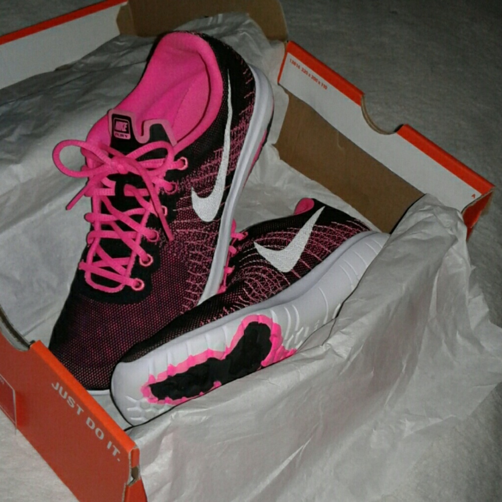 Nike Fury Sneakers Size 5yr (Excellent condition)