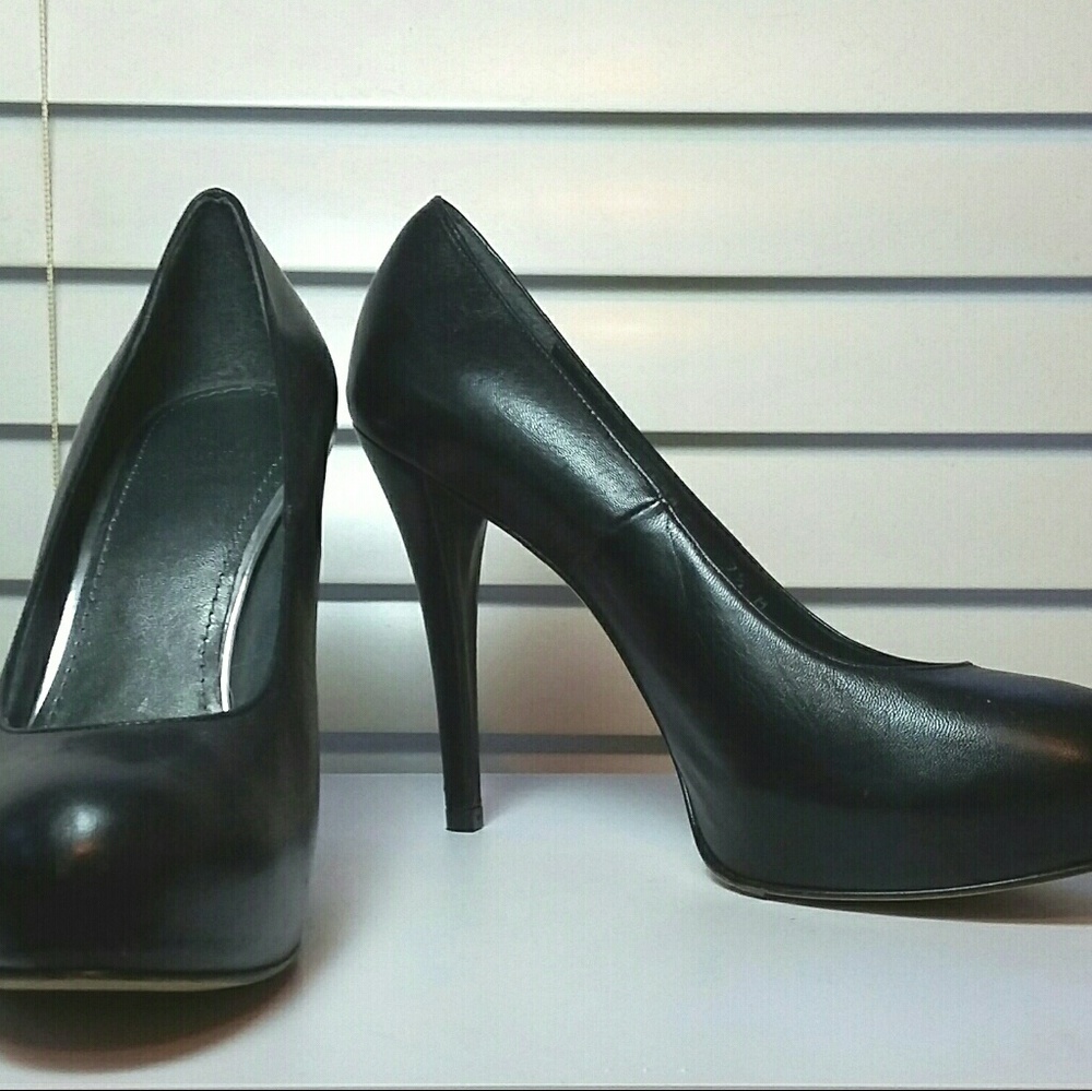 Stuart Weitzman black leather pumps size 7.5