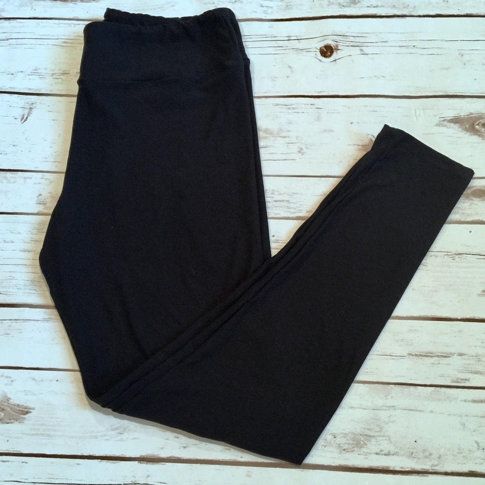 Lularoe Solid Black TC Leggings!! 🦄