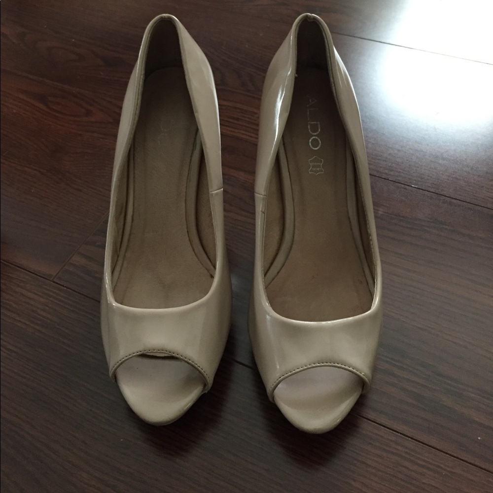 Peep toe patent leather shoes