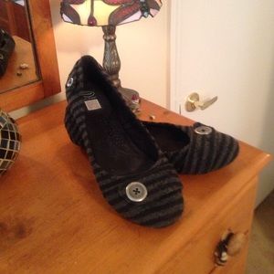Adorable black/grey striped flats
