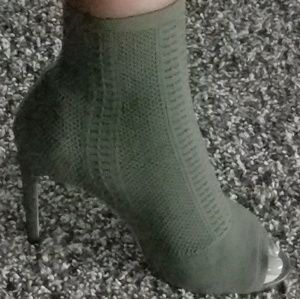 Size 10 Steve Madden, Olive Stretch Booties