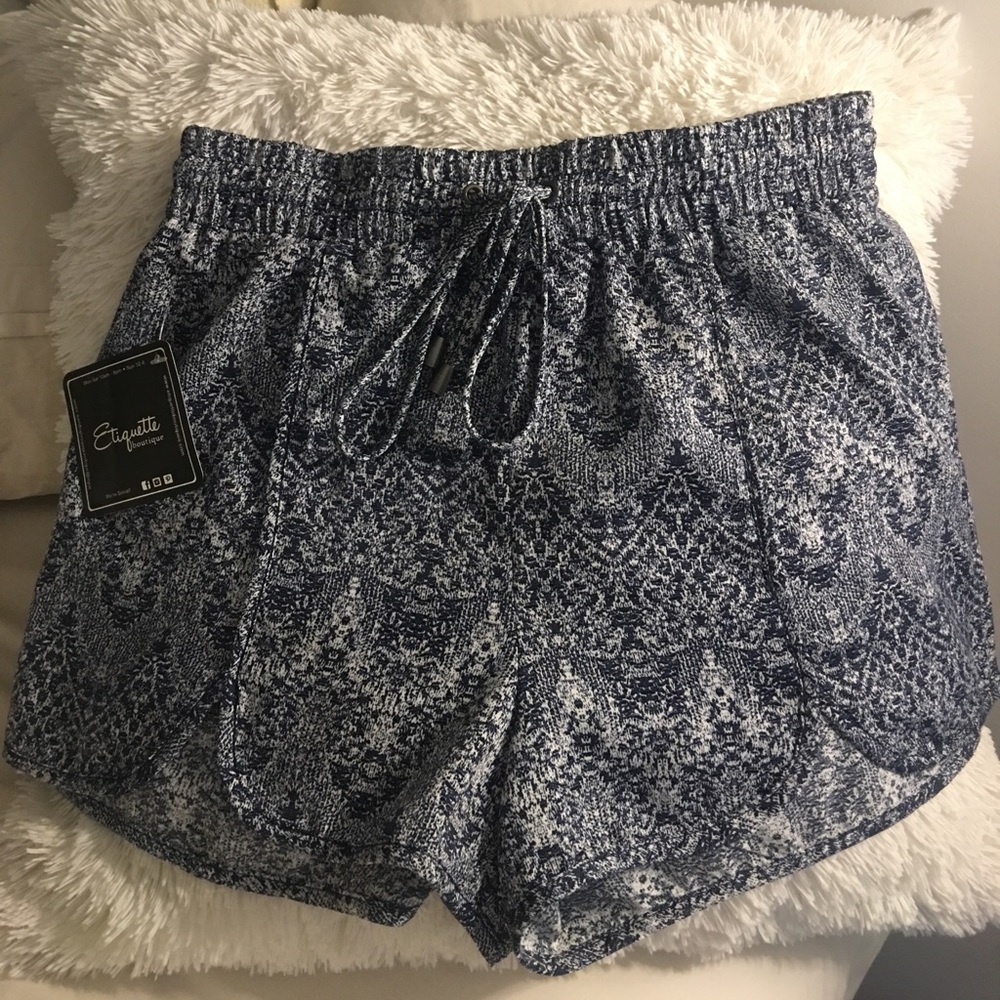 🍾 NWT Blue & White Patterned Shorts