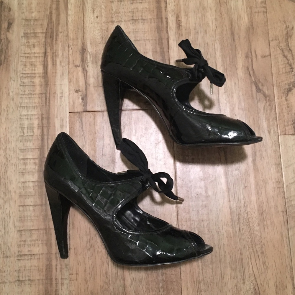 BCBG BOW HEELS