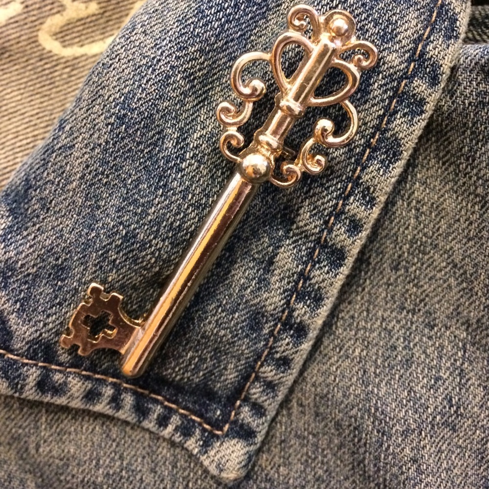 ⭐️Vintage Key Brooch⭐️