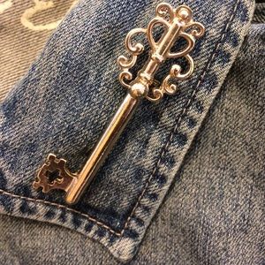 ⭐️Vintage Key Brooch⭐️