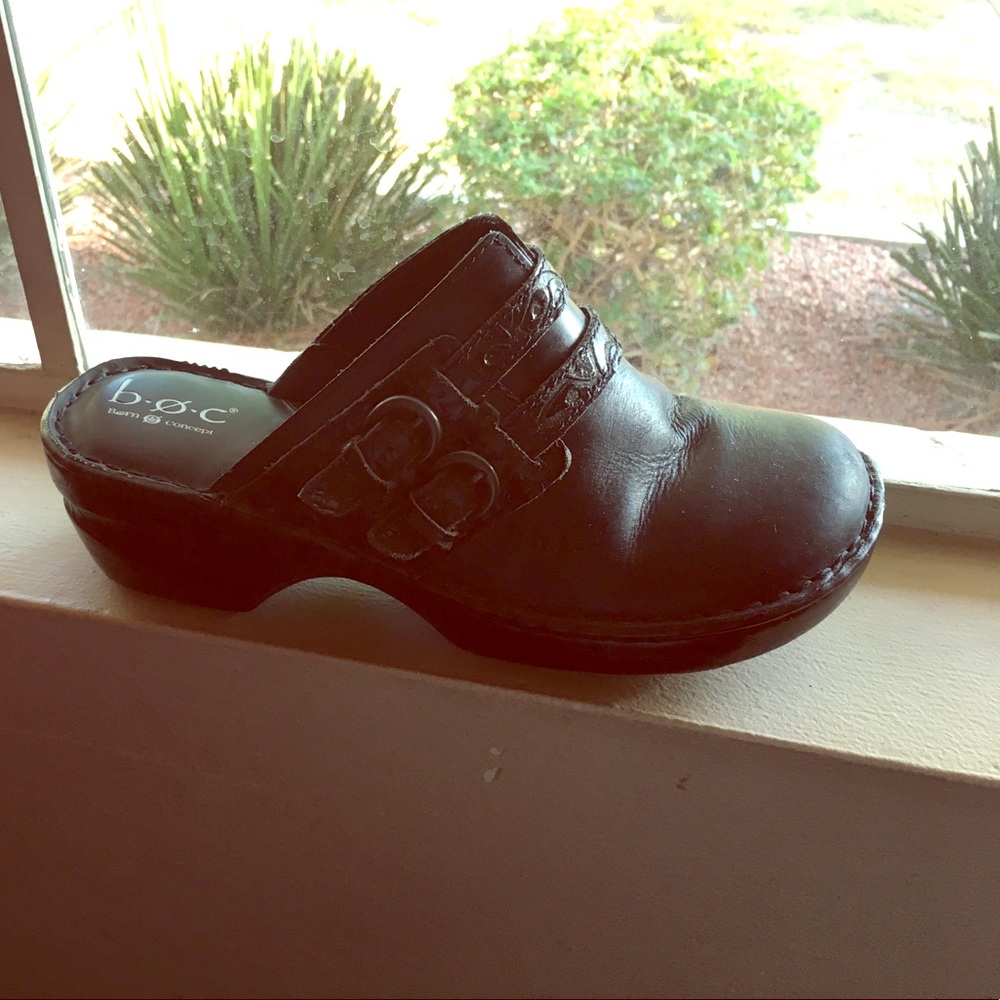 BORN Black leather clogs Size 9