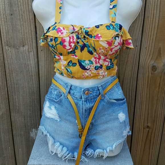 Women ripped jean Shorts - Picture 1 of 5