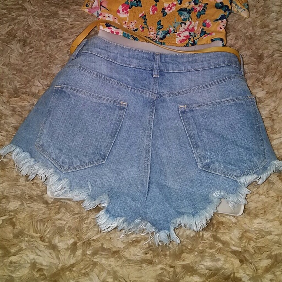 Women ripped jean Shorts - Picture 5 of 5