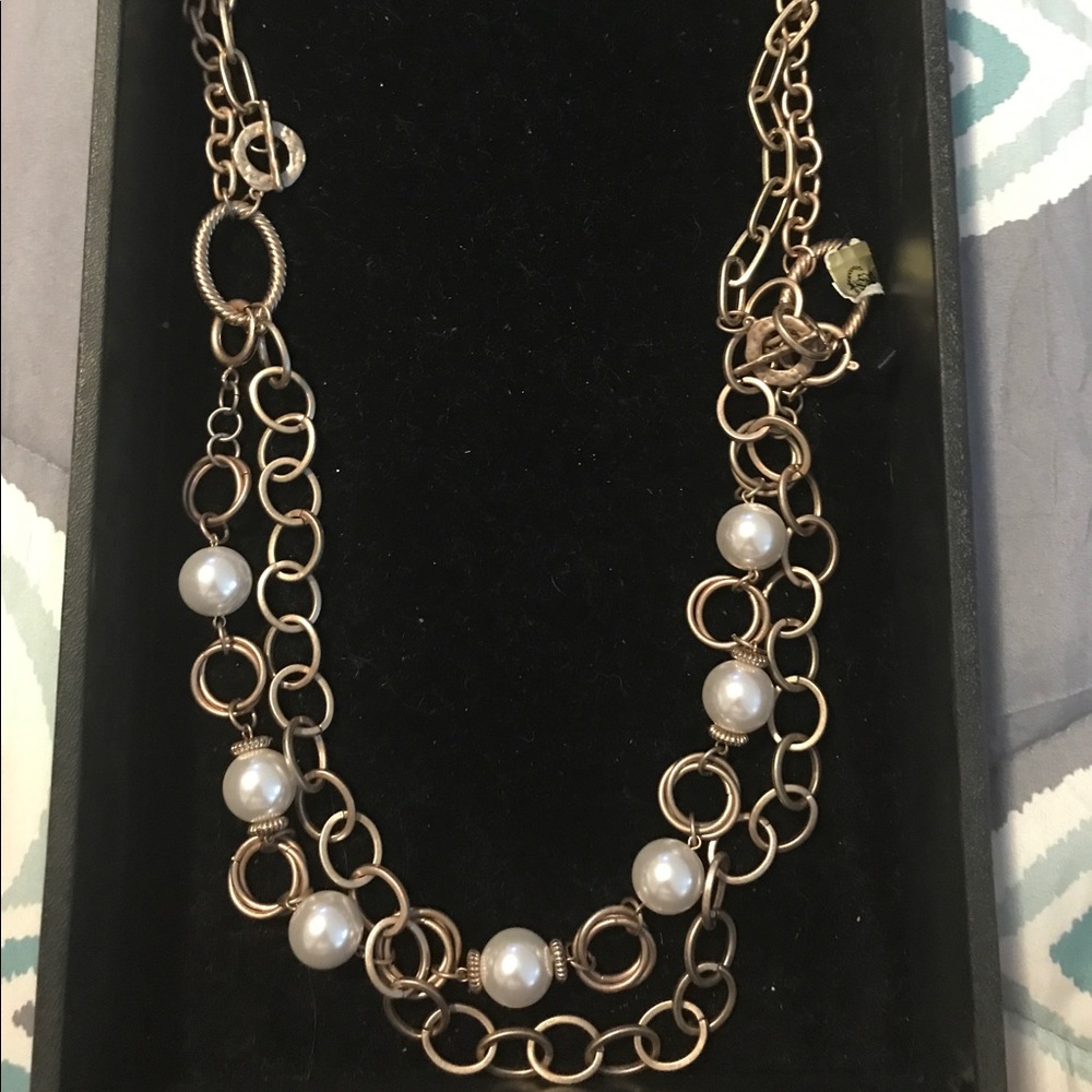 Gold pearl necklace