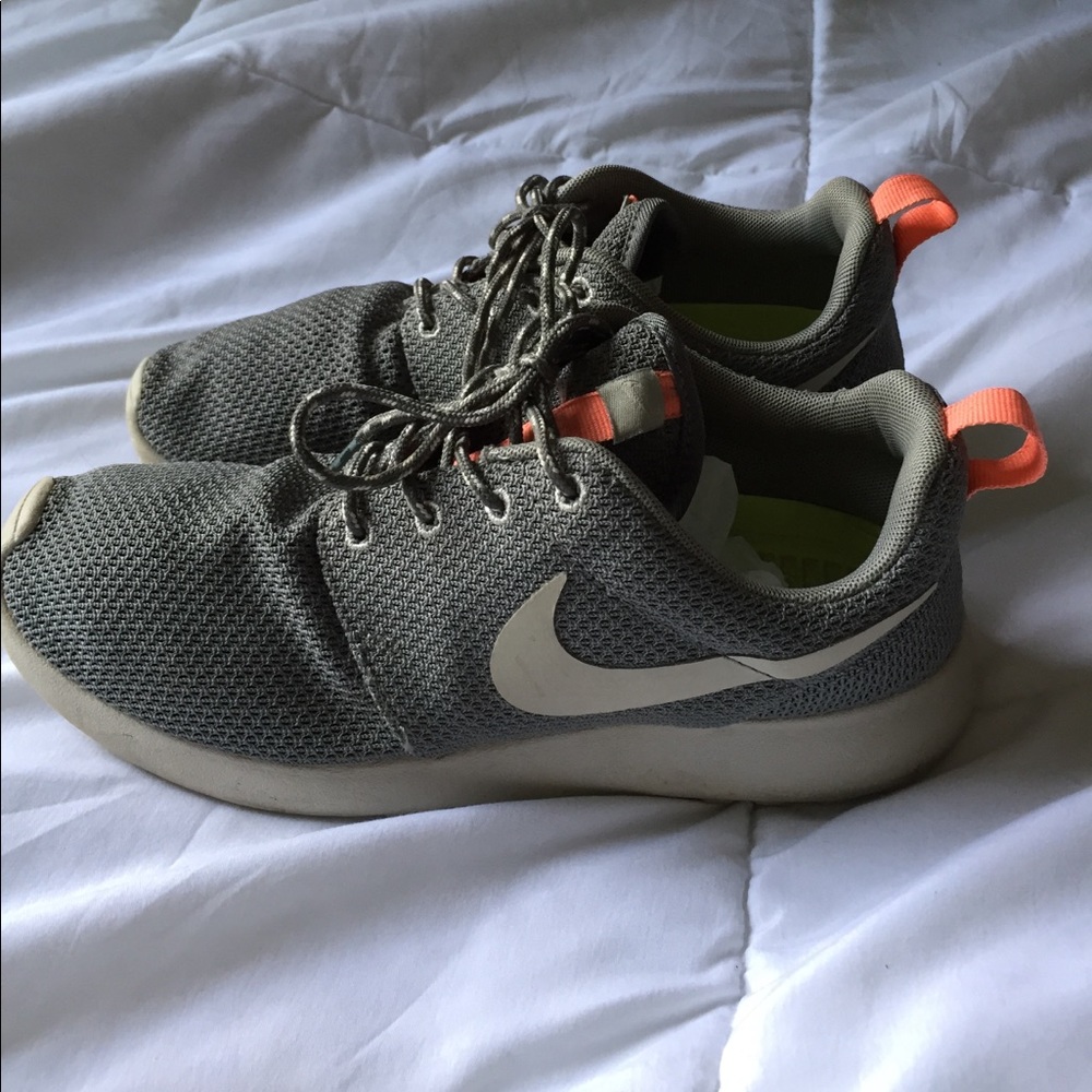 Nike roshe women's shoe
