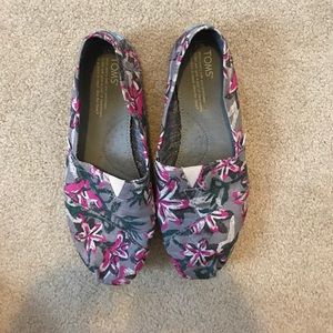 Patterned Toms!