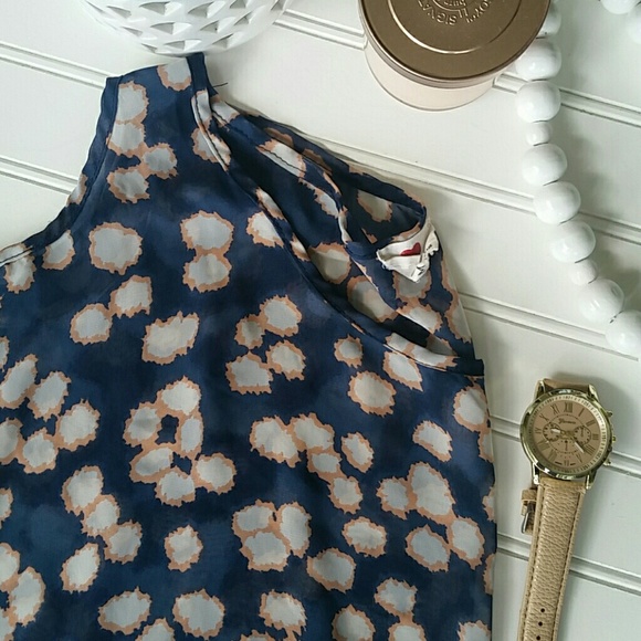 One clothing cut out shoulder blouse - Picture 2 of 4