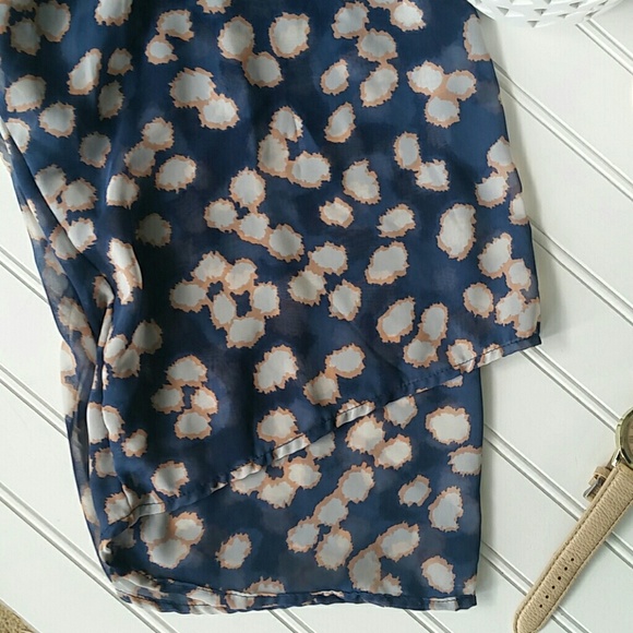 One clothing cut out shoulder blouse - Picture 3 of 4