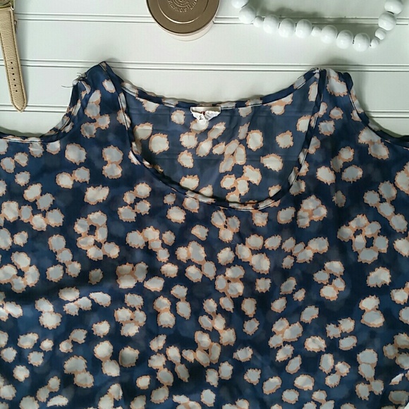 One clothing cut out shoulder blouse - Picture 4 of 4