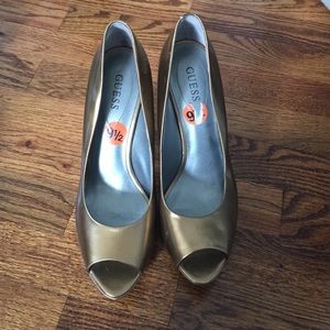 Guess gold pumps
