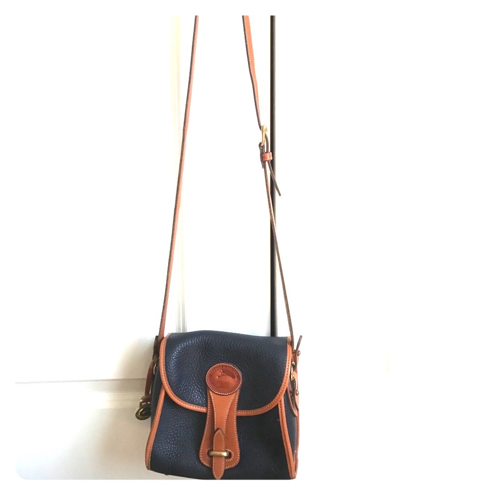 Vintage Dooney and Bourke cross body bag!