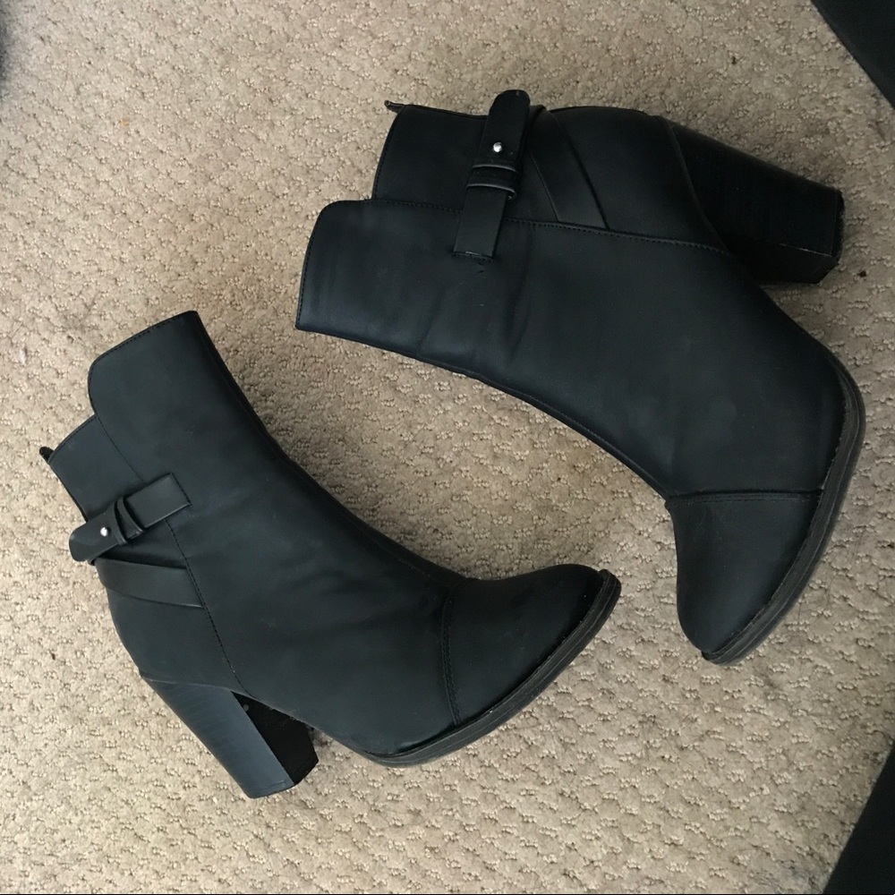 Lulus/Breckelle black ankle booties