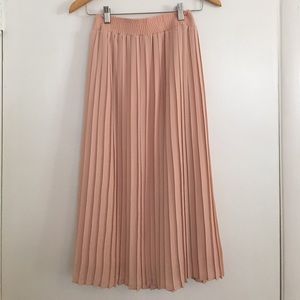 Blush pleated midi skirt who what wear