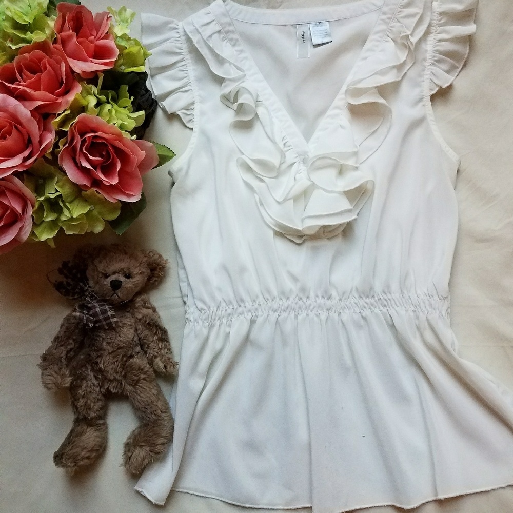 White sleeveles blouse.