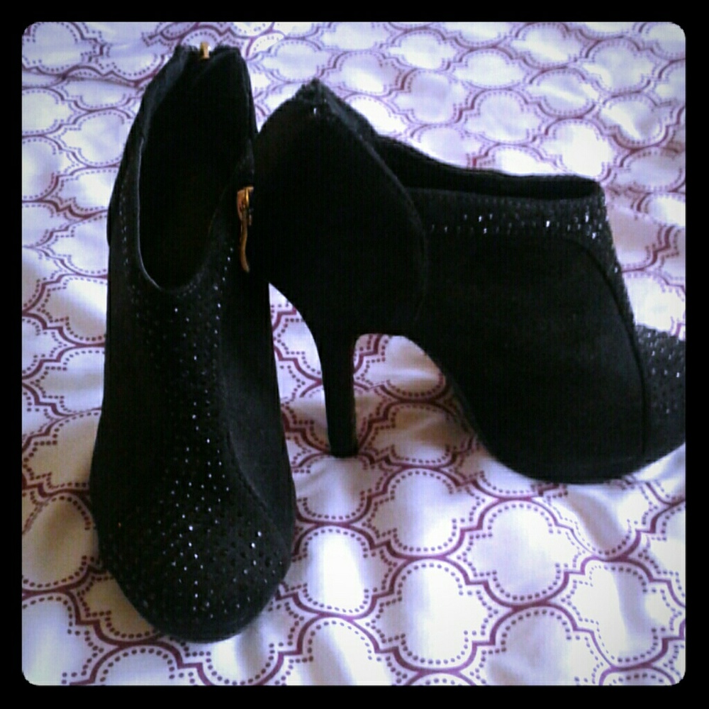 Black ankle bootie heels