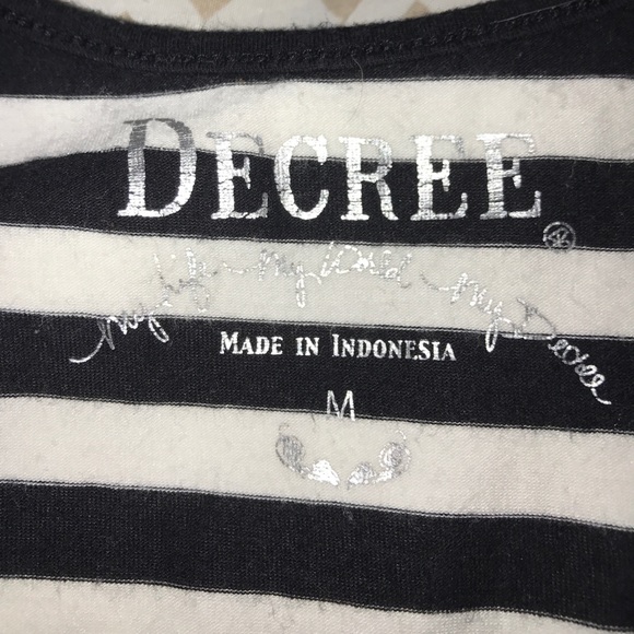 Black & white striped crop top 🎀 - Picture 2 of 2