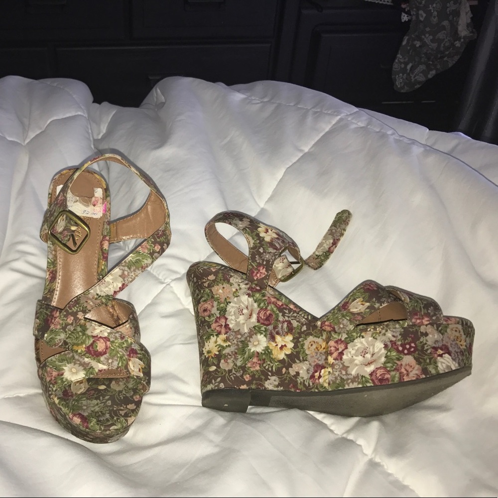 Floral wedges