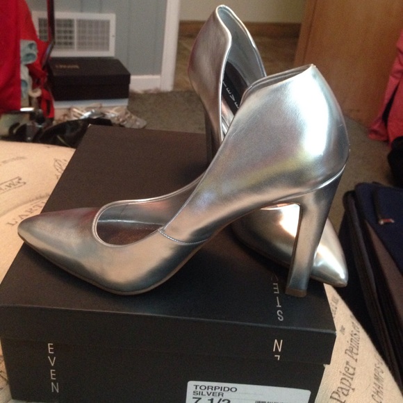 Steven by Steve Madden silver heels size 7.5 - Picture 2 of 6