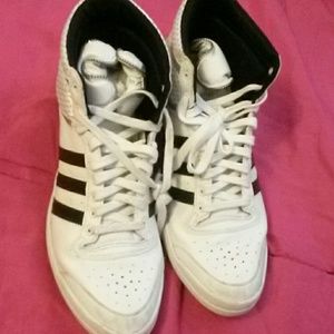 CLOSET CLOSING SALE !! Adidas (Sleek) black/white