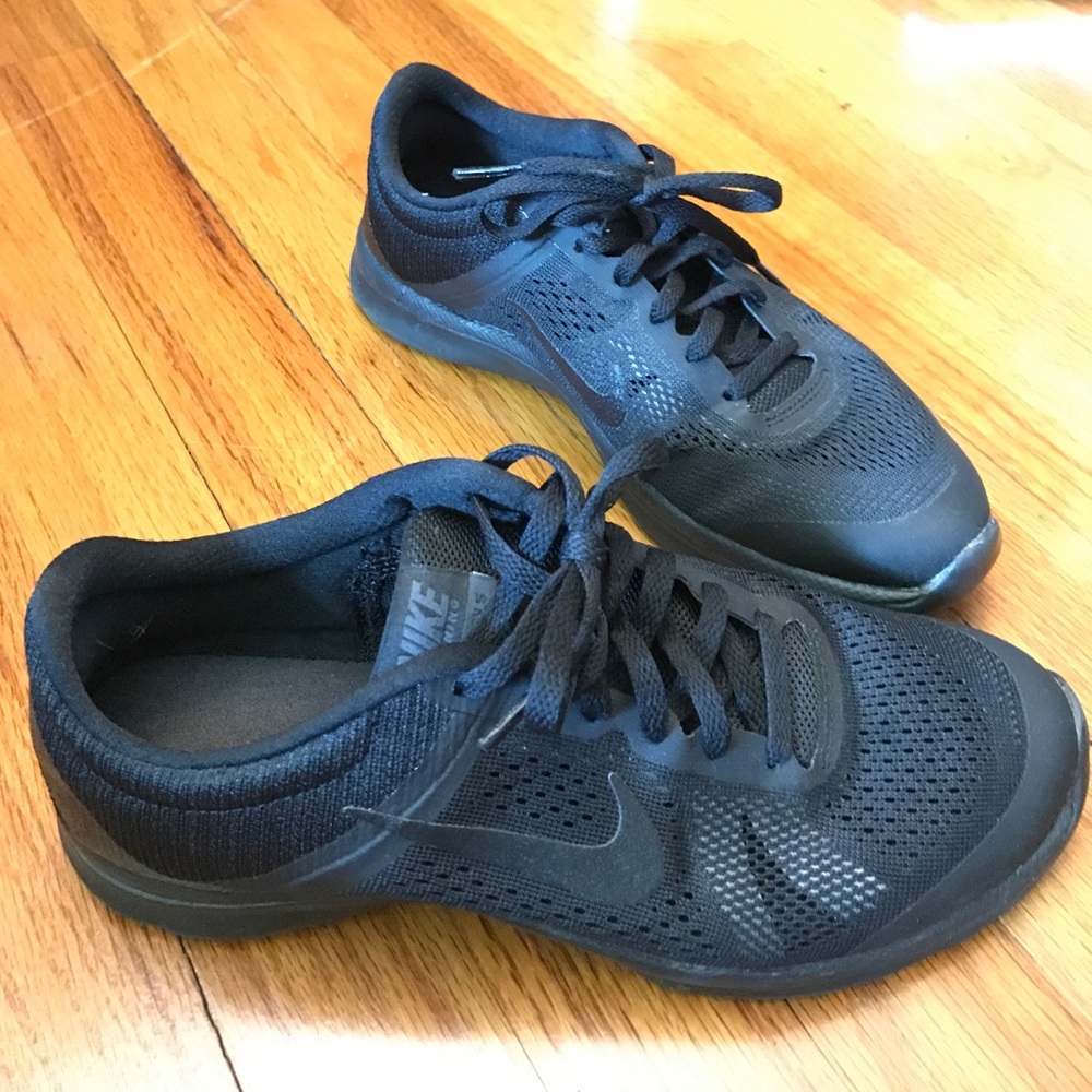 Nike all black size 7 memory foam