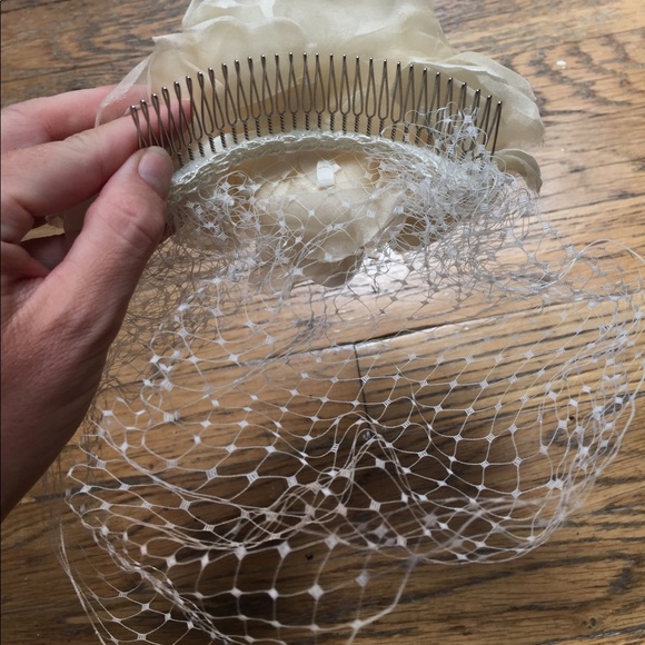 Lori London Birdcage Veil - Picture 3 of 4