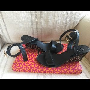 TB Sandals- black leather size 6 1/2