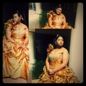 Formal gown single shoulder. Gold.