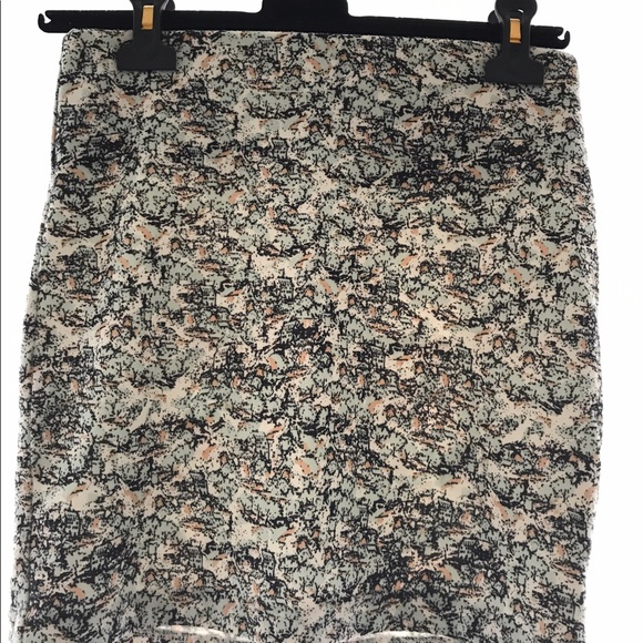 BCBG mini bandage skirt. Floral pattern. - Picture 1 of 1