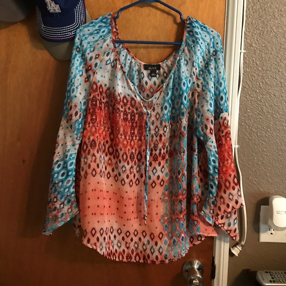 Beautiful peasant top, wide arms.