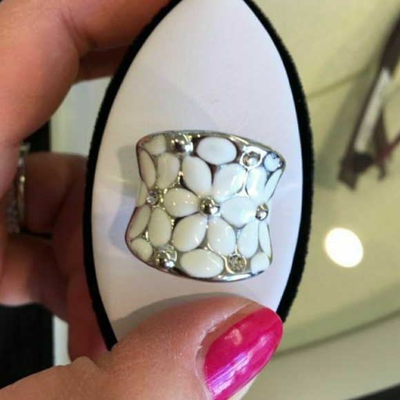 Silver Platinum Plated White flower statement ring NWT - Picture 4 of 10