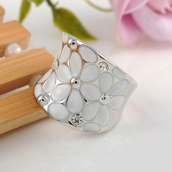 Silver Platinum Plated White flower statement ring NWT - Picture 5 of 10