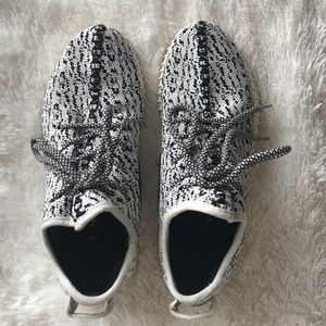 7.5 women's black and white yeezy boosts