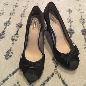 Black satin heels with bow